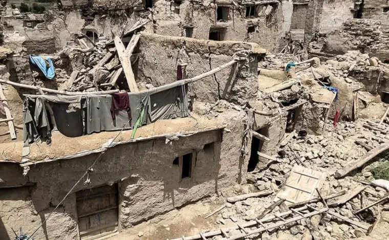 Pogledajte očajne mještane kako rukama kopaju po ruševinama u potrazi za preživjelima