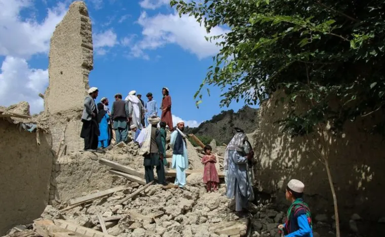 Pogledajte očajne mještane kako rukama kopaju po ruševinama u potrazi za preživjelima