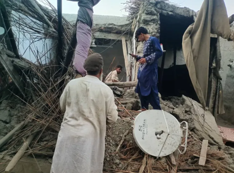 Pogledajte očajne mještane kako rukama kopaju po ruševinama u potrazi za preživjelima