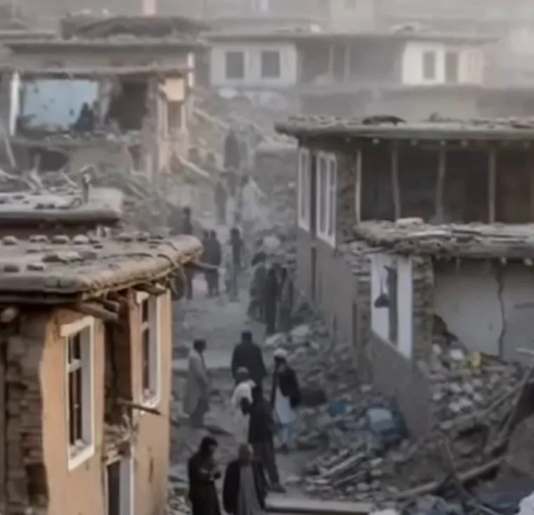 Pogledajte očajne mještane kako rukama kopaju po ruševinama u potrazi za preživjelima