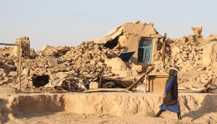 Pogledajte očajne mještane kako rukama kopaju po ruševinama u potrazi za preživjelima