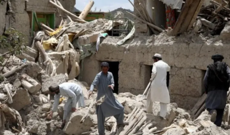 Pogledajte očajne mještane kako rukama kopaju po ruševinama u potrazi za preživjelima