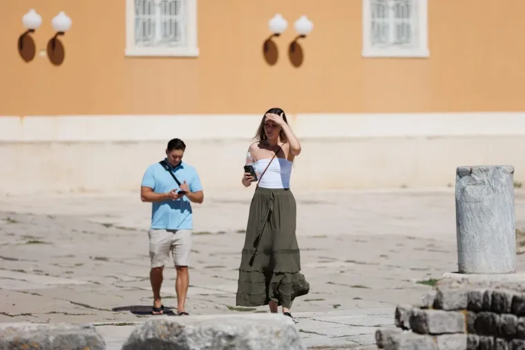 Kao pravi model: Djevojka u Zadru pozirala u centru grada, nema tko je nije gledao