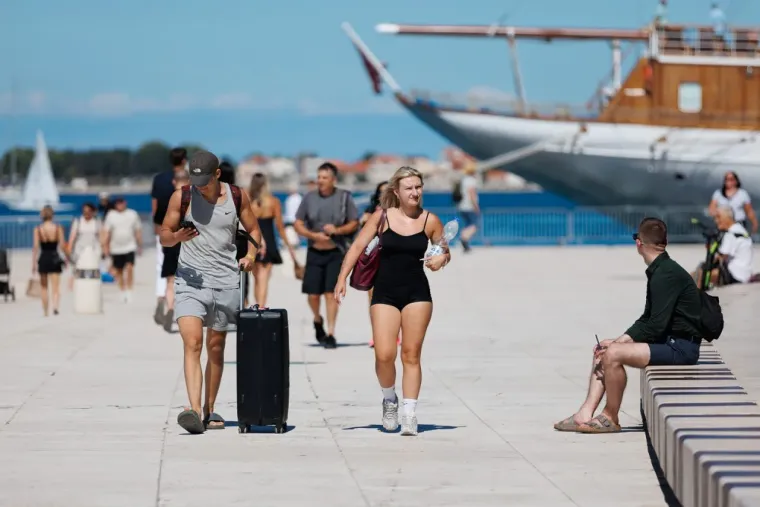 Kao pravi model: Djevojka u Zadru pozirala u centru grada, nema tko je nije gledao