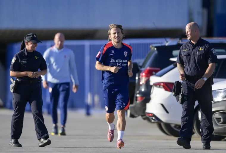 Vatreni se spremaju: Luka nasmijava policajce i žuri na trening na teren posebna imena