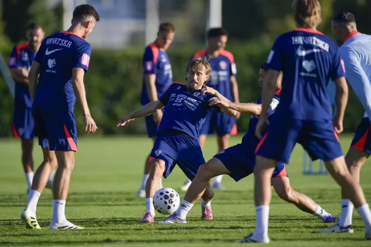 Trening Vatrenih u savr&scaron;enom raspoloženju Luke Modrića, ali svi su primjetili Peri&scaron;ićevu bombu od noge