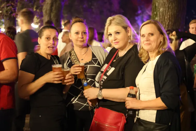 Tomislav Bralić i Nika Turković zapjevali na Danima piva, a pravi show napravile su ove dame