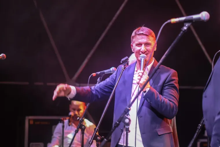 Tomislav Bralić i Nika Turković zapjevali na Danima piva, a pravi show napravile su ove dame