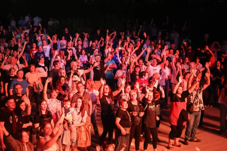 Tomislav Bralić i Nika Turković zapjevali na Danima piva, a pravi show napravile su ove dame