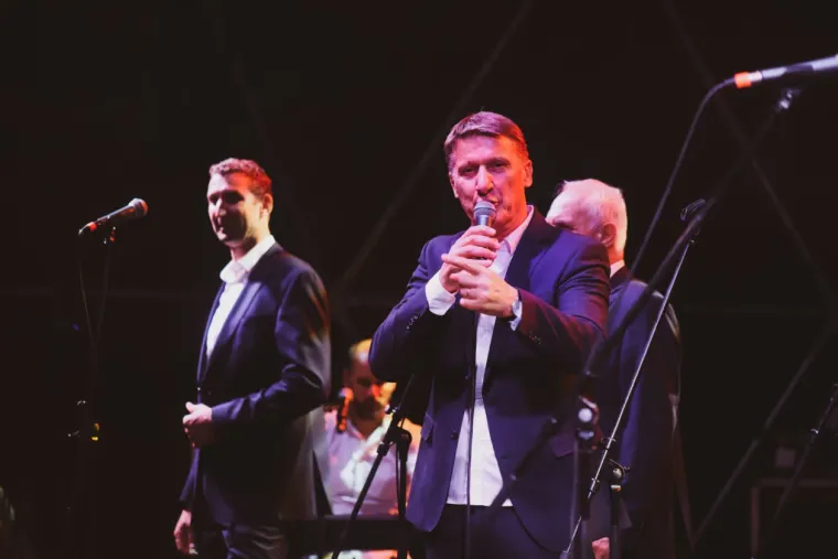 Tomislav Bralić i Nika Turković zapjevali na Danima piva, a pravi show napravile su ove dame