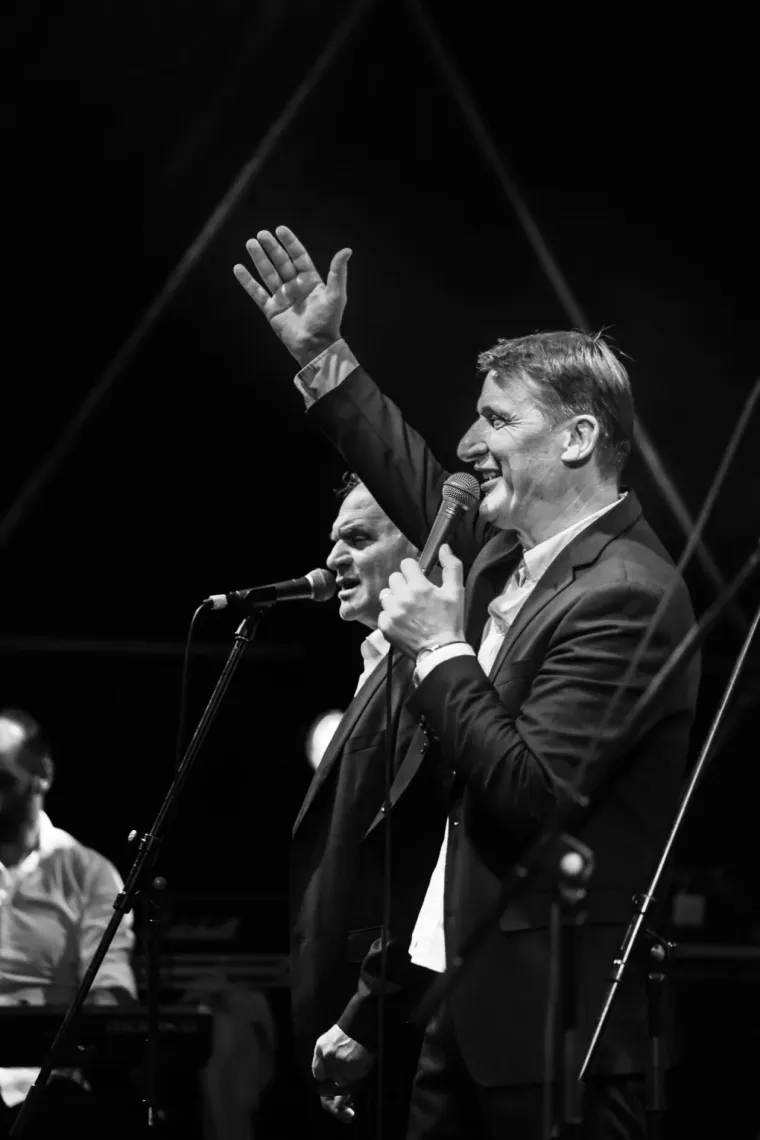 Tomislav Bralić i Nika Turković zapjevali na Danima piva, a pravi show napravile su ove dame