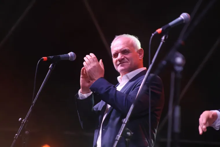 Tomislav Bralić i Nika Turković zapjevali na Danima piva, a pravi show napravile su ove dame