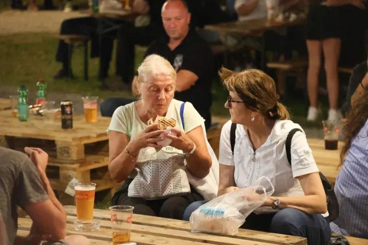 Tomislav Bralić i Nika Turković zapjevali na Danima piva, a pravi show napravile su ove dame