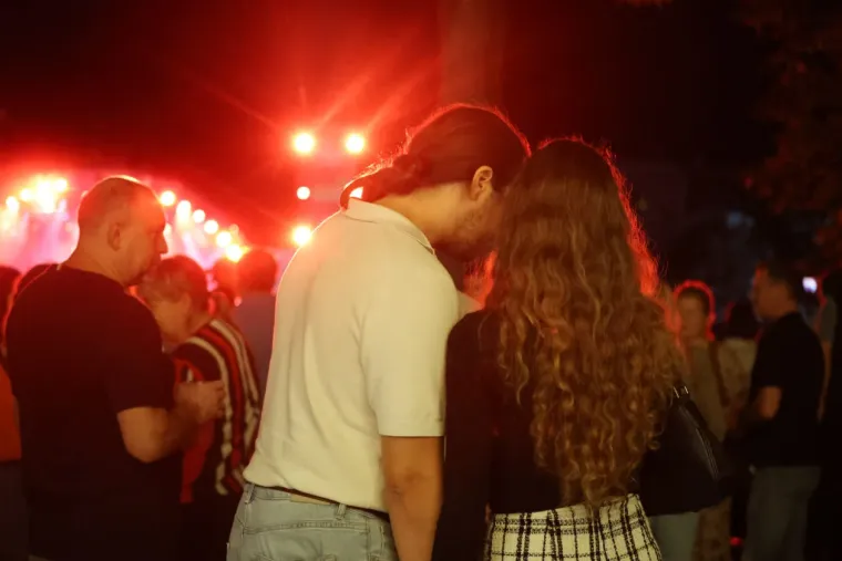 Tomislav Bralić i Nika Turković zapjevali na Danima piva, a pravi show napravile su ove dame