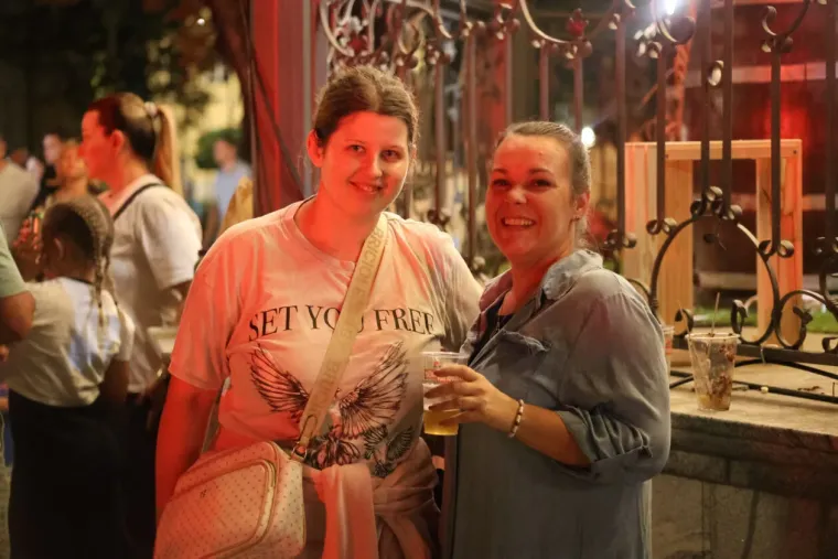 Tomislav Bralić i Nika Turković zapjevali na Danima piva, a pravi show napravile su ove dame