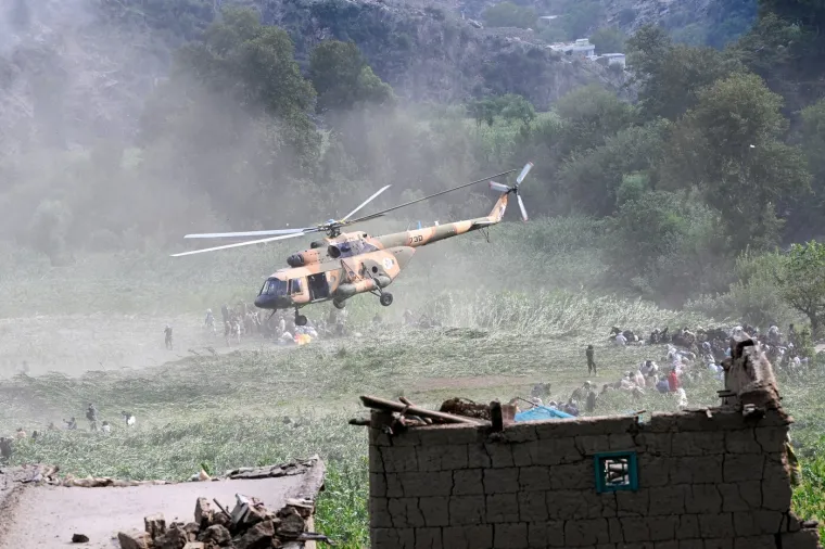 Tuga i jad: Preživjeli pokapaju mrtve, a strahuje se da je masa ljudi ostala zatrpana