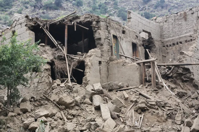 Tuga i jad: Preživjeli pokapaju mrtve, a strahuje se da je masa ljudi ostala zatrpana