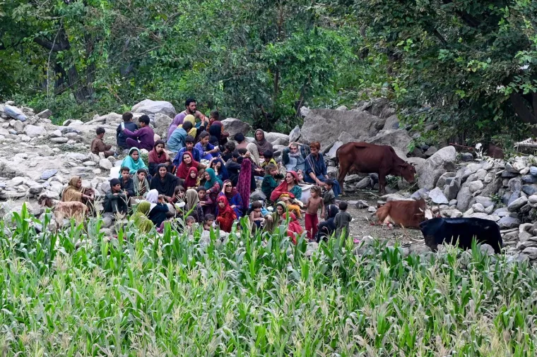 Tuga i jad: Preživjeli pokapaju mrtve, a strahuje se da je masa ljudi ostala zatrpana