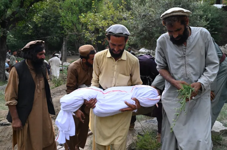 Tuga i jad: Preživjeli pokapaju mrtve, a strahuje se da je masa ljudi ostala zatrpana