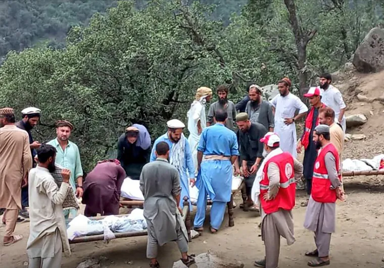 Tuga i jad: Preživjeli pokapaju mrtve, a strahuje se da je masa ljudi ostala zatrpana