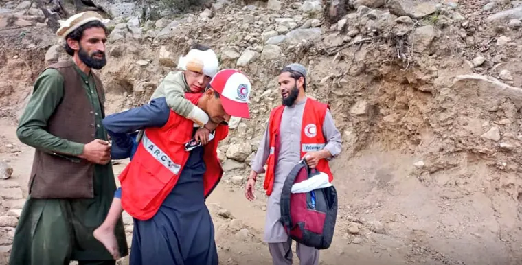 Tuga i jad: Preživjeli pokapaju mrtve, a strahuje se da je masa ljudi ostala zatrpana