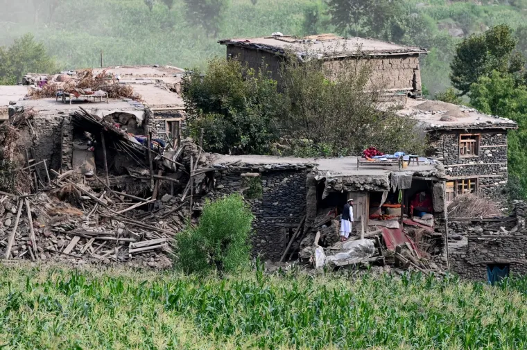 Tuga i jad: Preživjeli pokapaju mrtve, a strahuje se da je masa ljudi ostala zatrpana