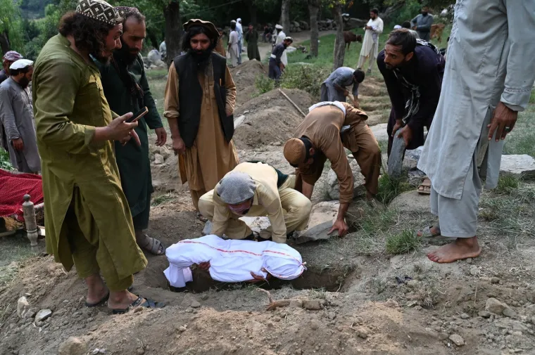 Tuga i jad: Preživjeli pokapaju mrtve, a strahuje se da je masa ljudi ostala zatrpana