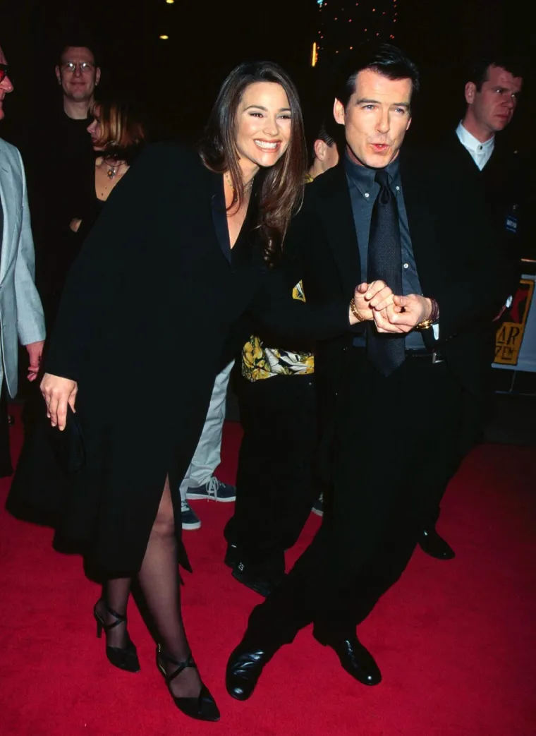 Nekad je bila mršavica, a danas...: Bondovu ženu ne štede s uvredama, a on je i dalje voli