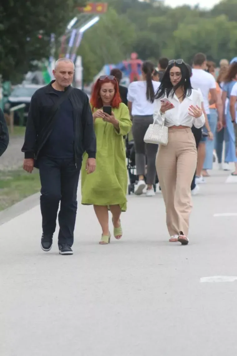 Prirodna ljepotica kakvu rijetko viđamo: Domaća glumica osvojila Međimurje u ležernom izdanju