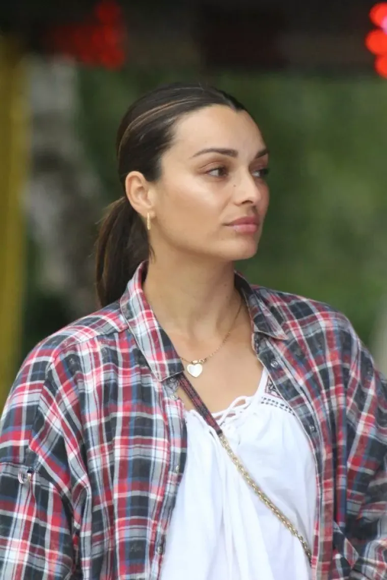 Prirodna ljepotica kakvu rijetko viđamo: Domaća glumica osvojila Međimurje u ležernom izdanju