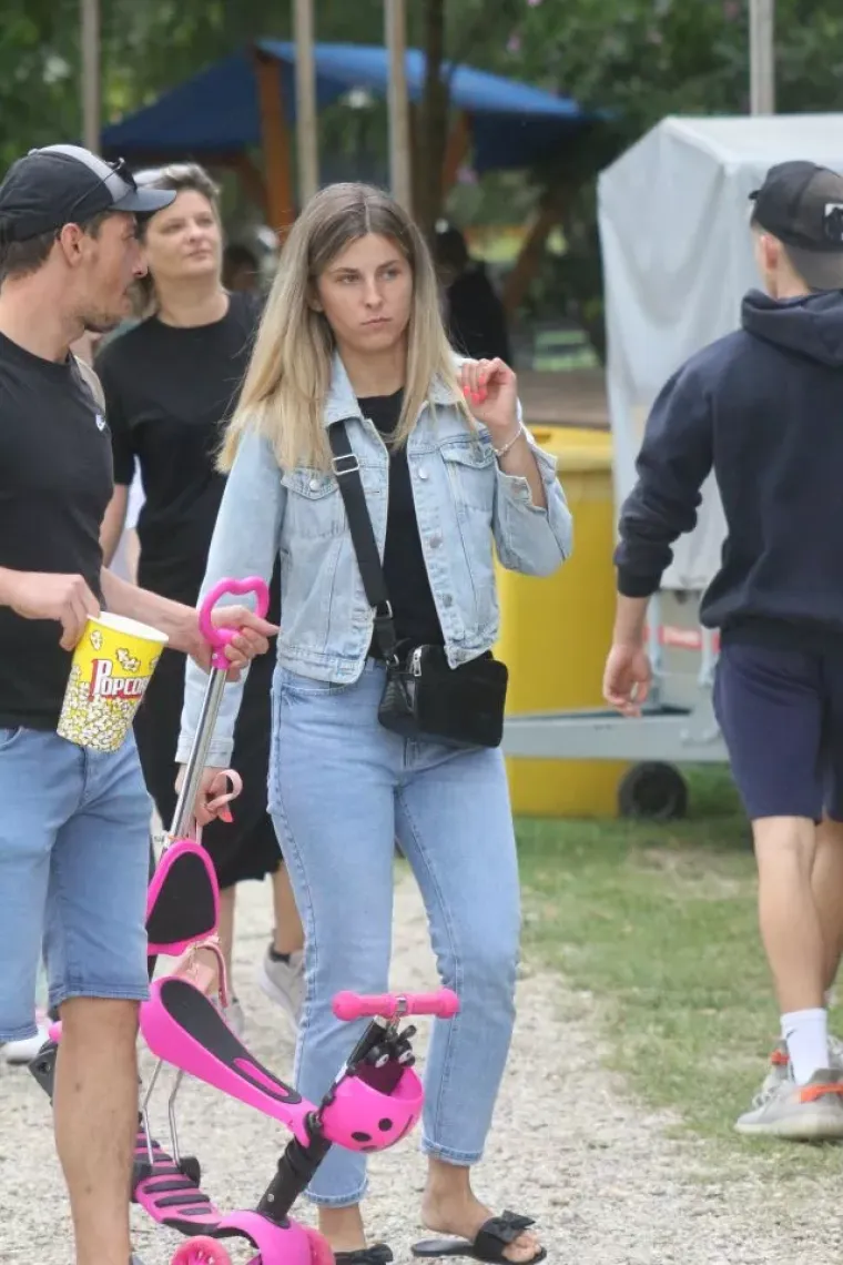 Prirodna ljepotica kakvu rijetko viđamo: Domaća glumica osvojila Međimurje u ležernom izdanju