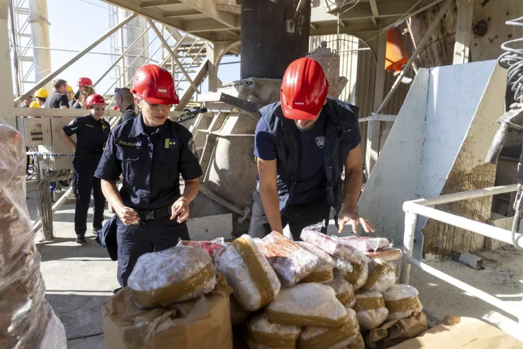 Božinović presretan pozirao kraj tone kokaina, heroina i trave prije nego što je nestala u plamenu