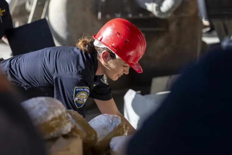 Božinović presretan pozirao kraj tone kokaina, heroina i trave prije nego što je nestala u plamenu