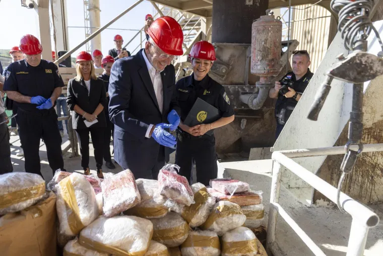 Božinović presretan pozirao kraj tone kokaina, heroina i trave prije nego što je nestala u plamenu