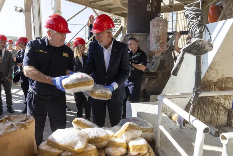 Božinović presretan pozirao kraj tone kokaina, heroina i trave prije nego &scaron;to je nestala u plamenu