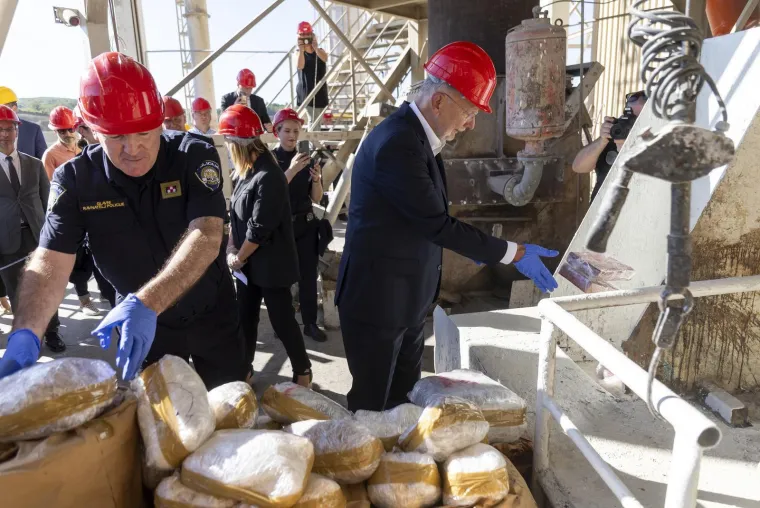 Božinović presretan pozirao kraj tone kokaina, heroina i trave prije nego &scaron;to je nestala u plamenu