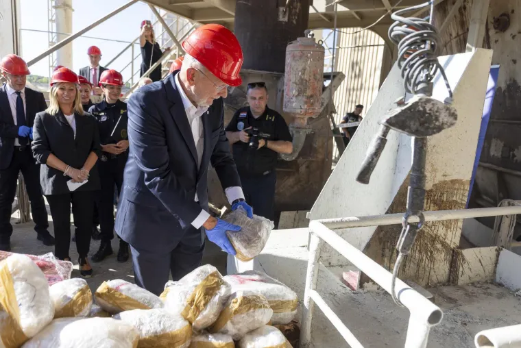 Božinović presretan pozirao kraj tone kokaina, heroina i trave prije nego &scaron;to je nestala u plamenu