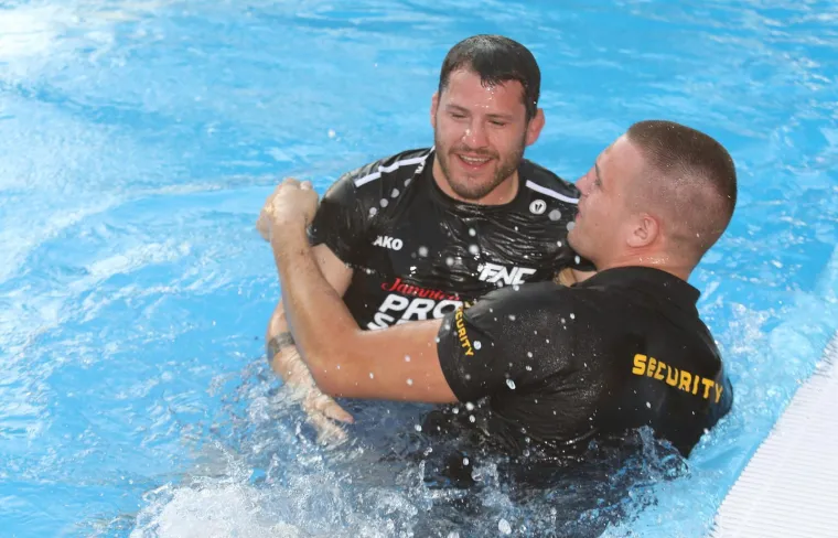 Vaso i Croata se potukli u bazenu: Pogledajte sukob koji je zapalio regionalnu MMA scenu