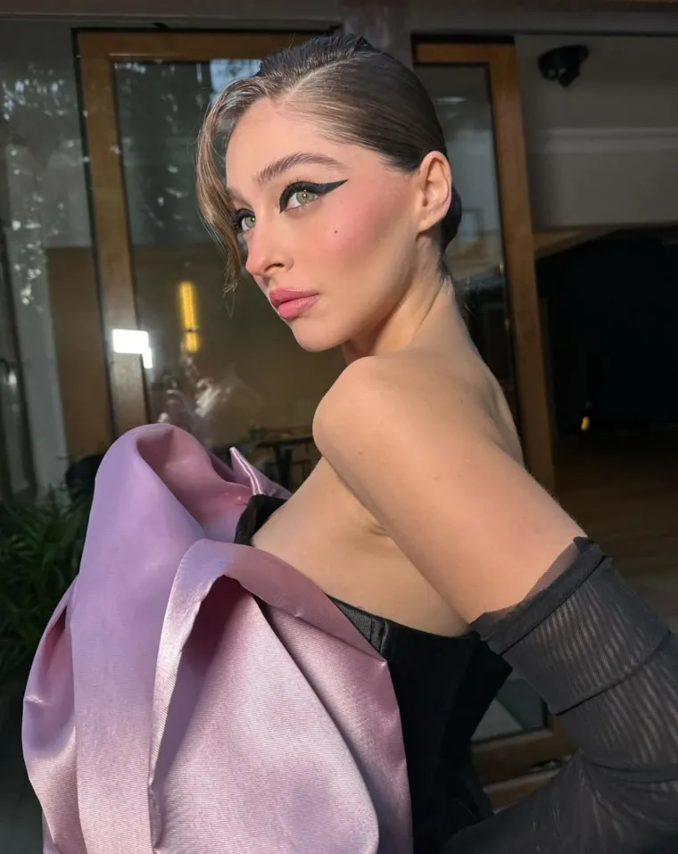 Krasotica zelenih očiju skoro postala učiteljica: Danas glumica, a frajere redom baca na koljena