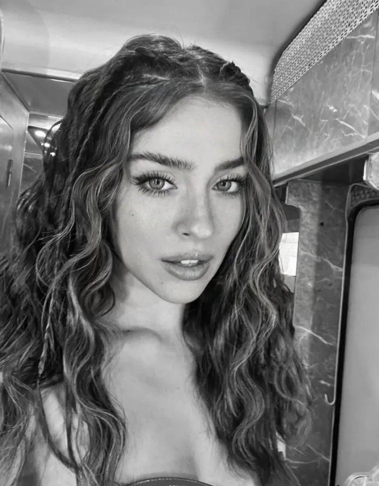 Krasotica zelenih očiju skoro postala učiteljica: Danas glumica, a frajere redom baca na koljena