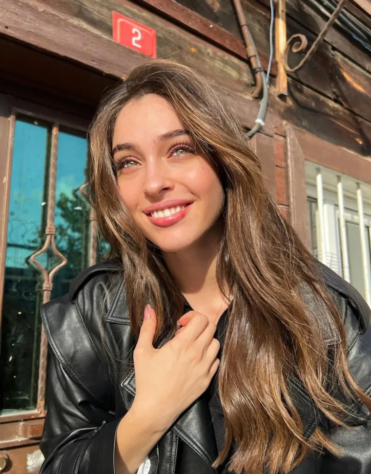 Krasotica zelenih očiju skoro postala učiteljica: Danas glumica, a frajere redom baca na koljena