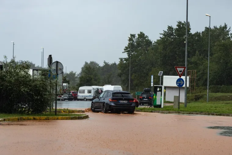 Ceste postale blatne kaljuže, a dvori&scaron;ta bazeni: Nevjerojatne scene nakon nevremena u Istri