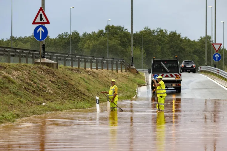 Ceste postale blatne kaljuže, a dvori&scaron;ta bazeni: Nevjerojatne scene nakon nevremena u Istri