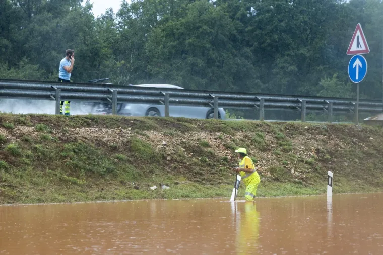 Ceste postale blatne kaljuže, a dvori&scaron;ta bazeni: Nevjerojatne scene nakon nevremena u Istri