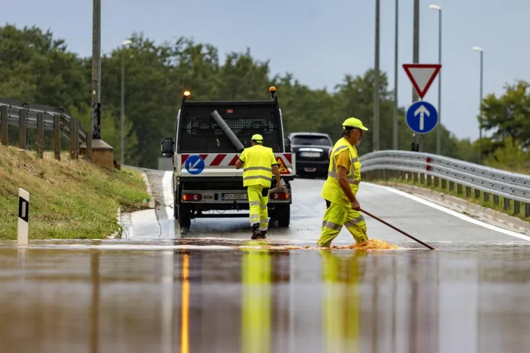 Ceste postale blatne kaljuže, a dvori&scaron;ta bazeni: Nevjerojatne scene nakon nevremena u Istri