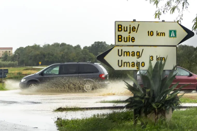 Ceste postale blatne kaljuže, a dvori&scaron;ta bazeni: Nevjerojatne scene nakon nevremena u Istri