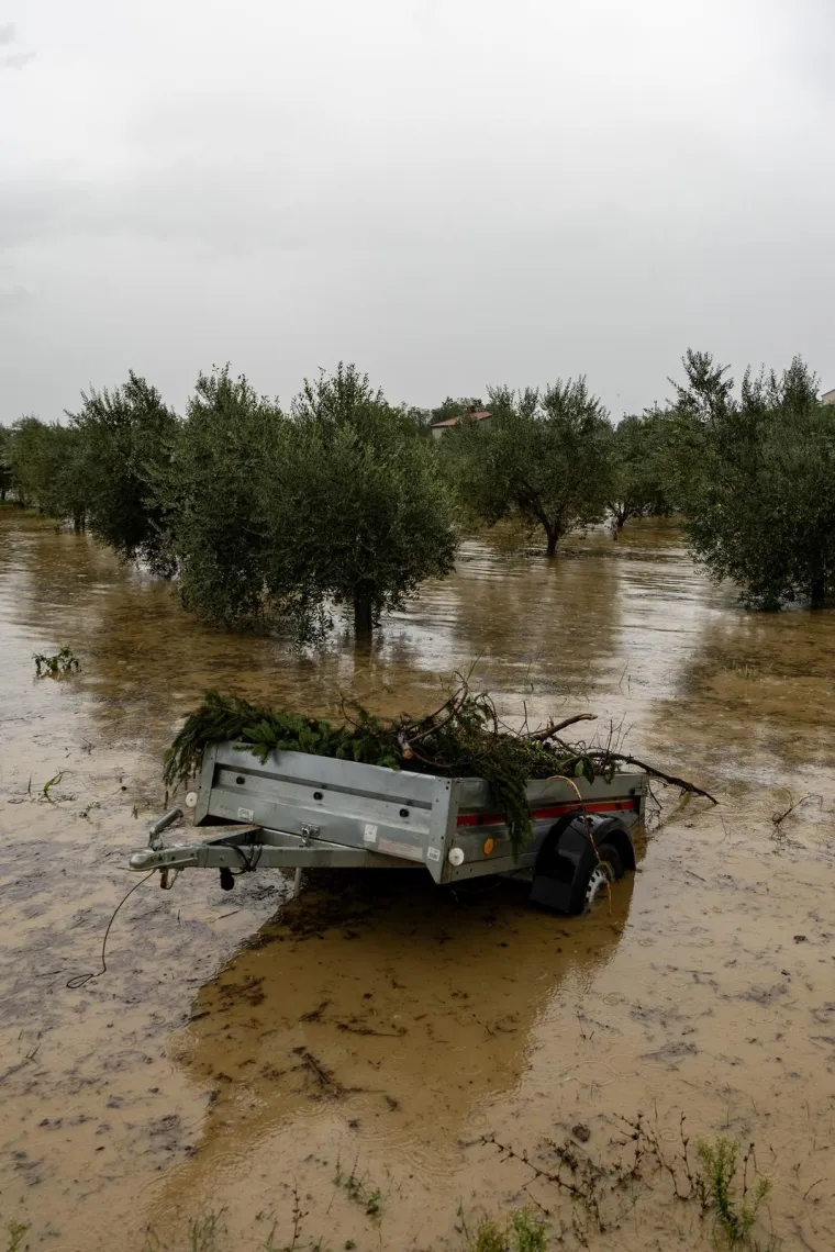 Ceste postale blatne kaljuže, a dvori&scaron;ta bazeni: Nevjerojatne scene nakon nevremena u Istri