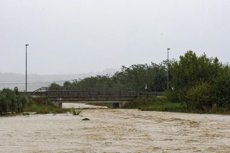 Ceste postale blatne kaljuže, a dvori&scaron;ta bazeni: Nevjerojatne scene nakon nevremena u Istri