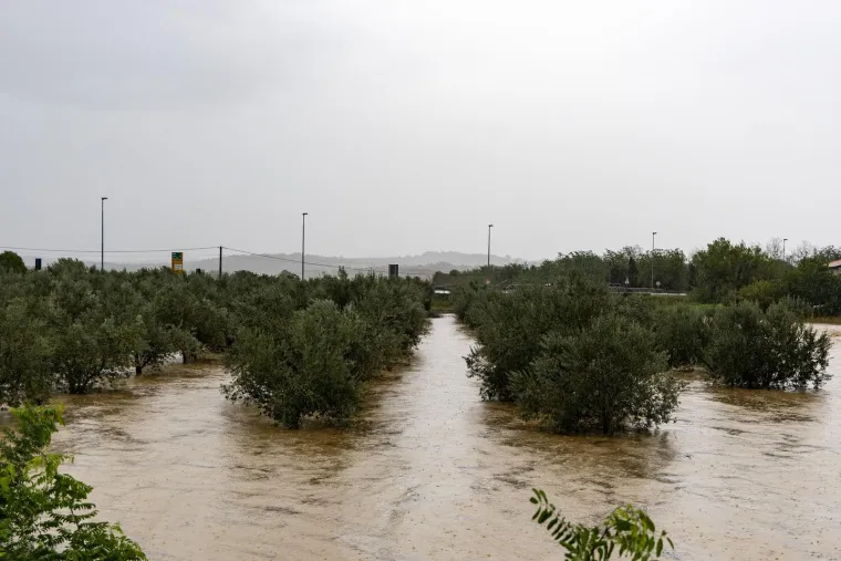 Ceste postale blatne kaljuže, a dvori&scaron;ta bazeni: Nevjerojatne scene nakon nevremena u Istri