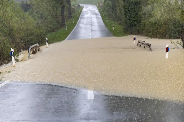 Ceste postale blatne kaljuže, a dvori&scaron;ta bazeni: Nevjerojatne scene nakon nevremena u Istri